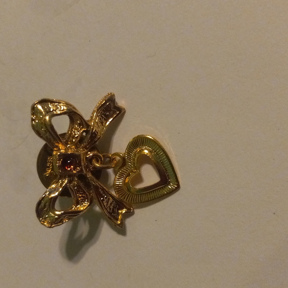 Garnet pin